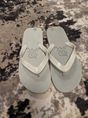 St. Regis Maldives Vommuli Gray Flip Flops NWOT One Size